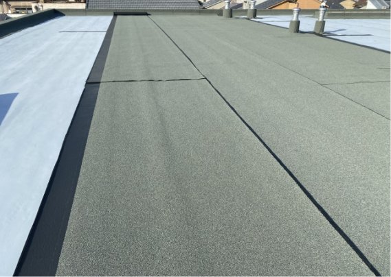 アスファルト防水の施工中