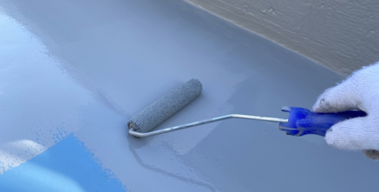 防水工事の施工中