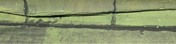 ひび割れた防水層