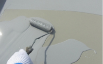 防水工事の施工中