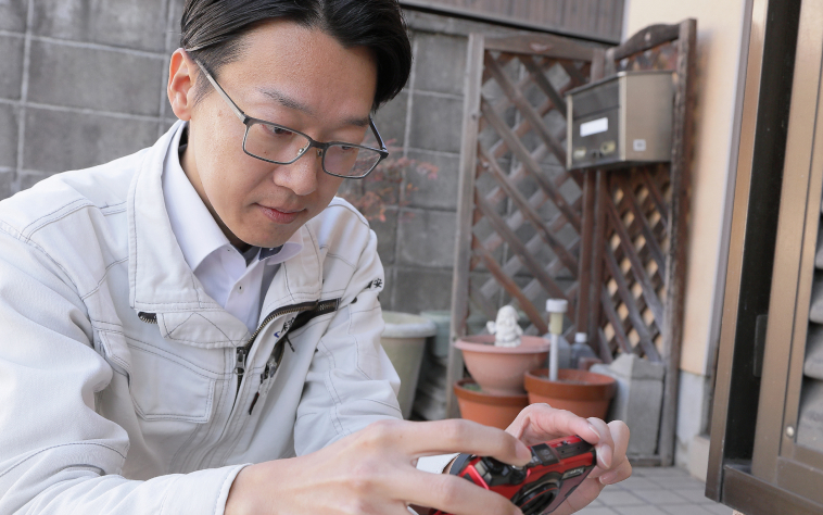 カメラで撮影中のスタッフ